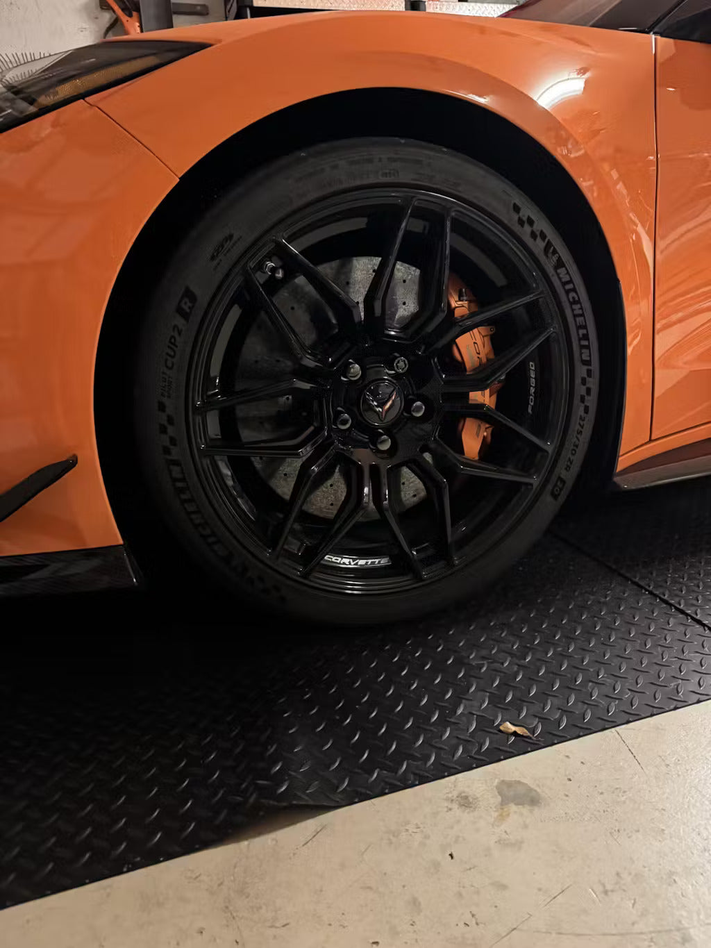 Améliorez votre Corvette C8 avec DynamicCaps 